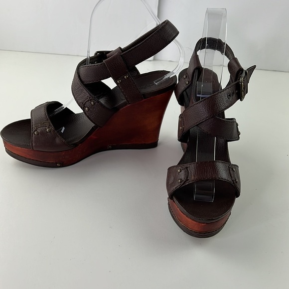 Le Chateau brown leather strappy wedges - Picture 3 of 11